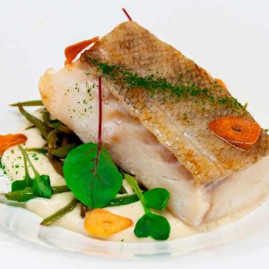 Bacalao confitado con tirabeques y cremoso de patata
