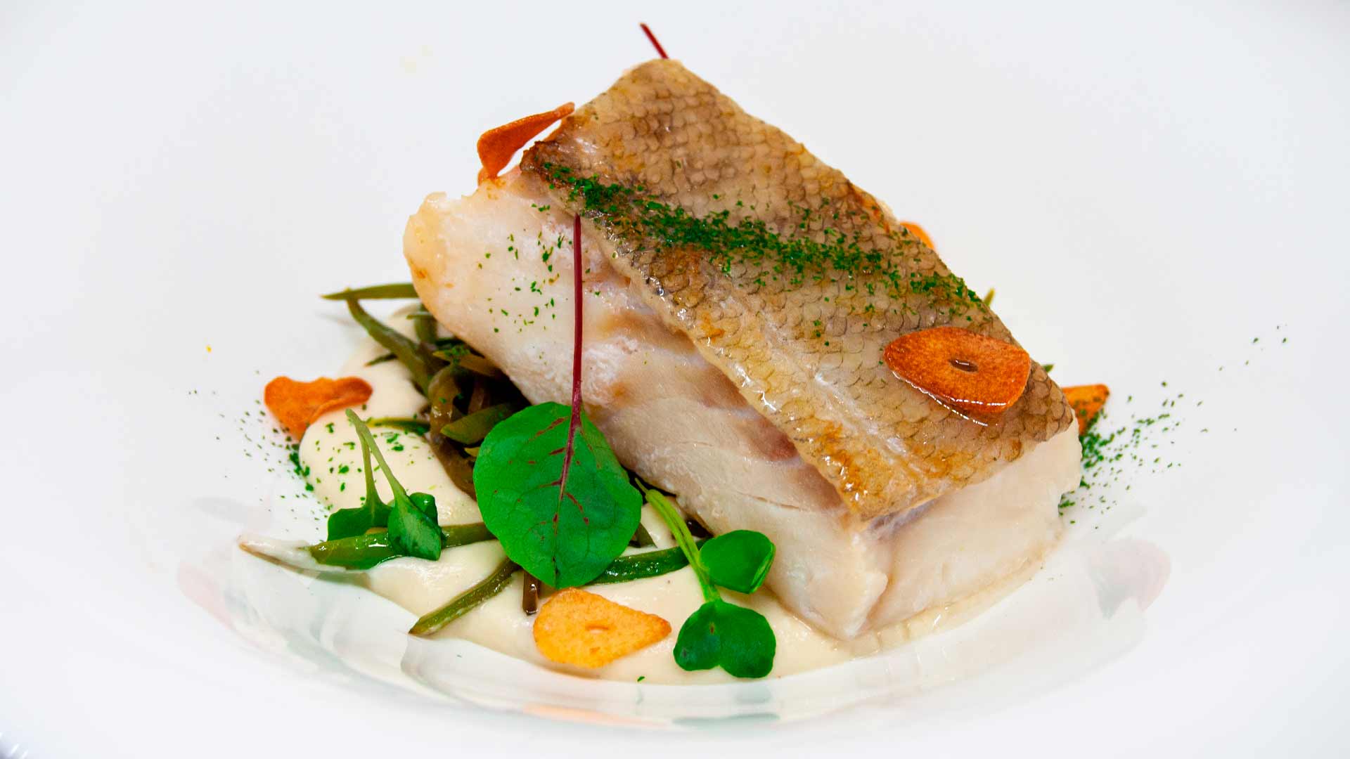 Bacalao confitado con tirabeques y cremoso de patata