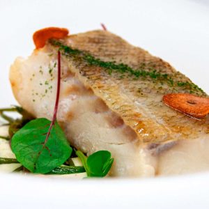 Bacalao confitado con tirabeques y cremoso de patata