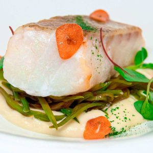 Bacalao confitado con tirabeques y cremoso de patata