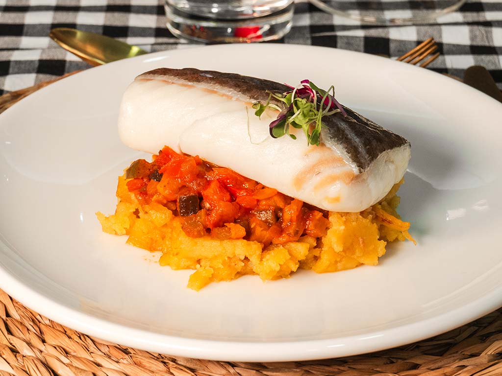 Bacalao-confitado-con-pure-de-patata-manchega-y-pisto-de-verduras