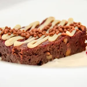 Brownie de chocolate y fresas con crema de yogurt a la pimienta rosa