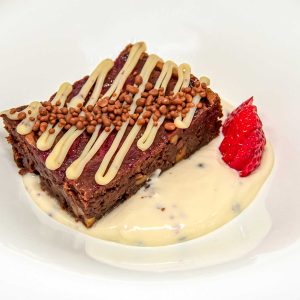 Brownie de chocolate y fresas con crema de yogurt a la pimienta rosa