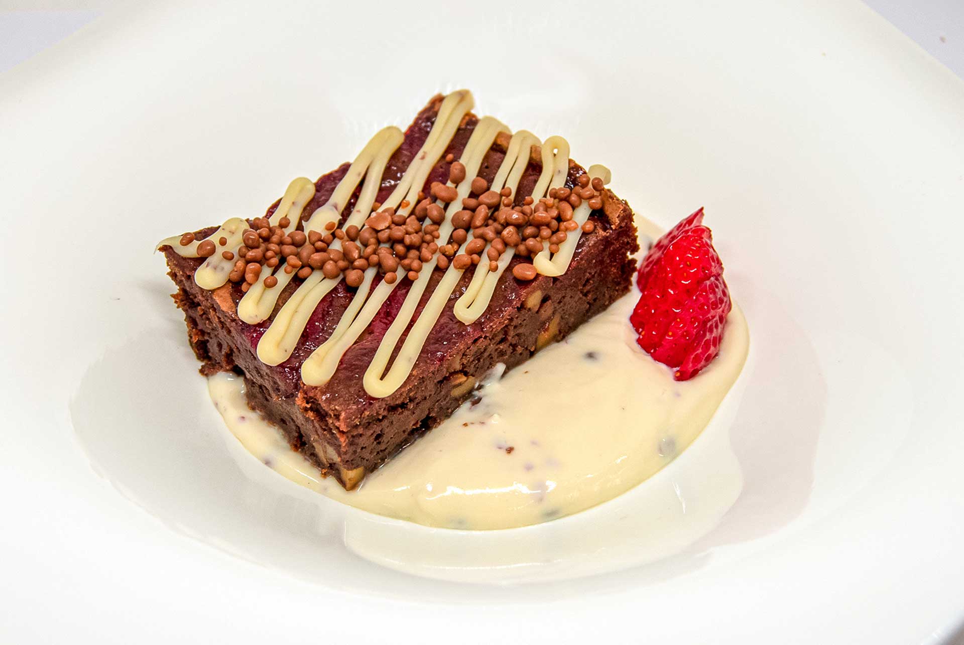 Brownie de chocolate y fresas con crema de yogurt a la pimienta rosa