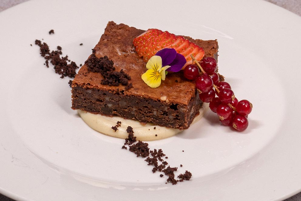 BROWNIE DE CHOCOLATE Y FRESAS CON CREMA DE YOGURT A LA PIMIENTA ROSA
