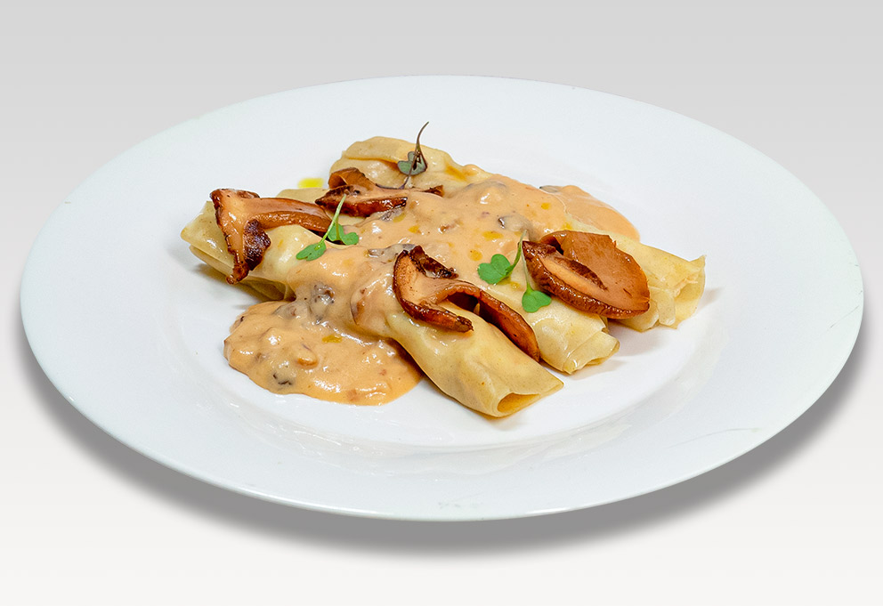 Canelón de pollo de corral con boletus y salsa de morillas
