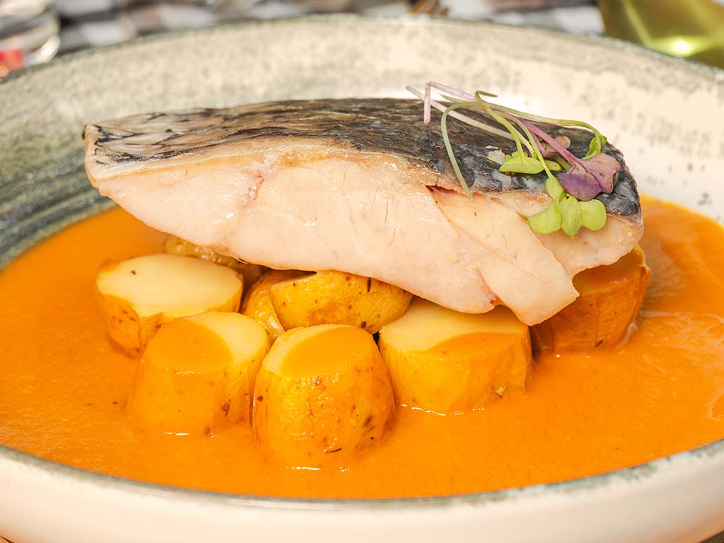 Corvina-a-baja-temperatura-con-suquet-de-mariscos-y-patatas-confitadas