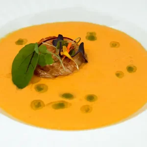 Crema de mariscos con vieiras y langostinos