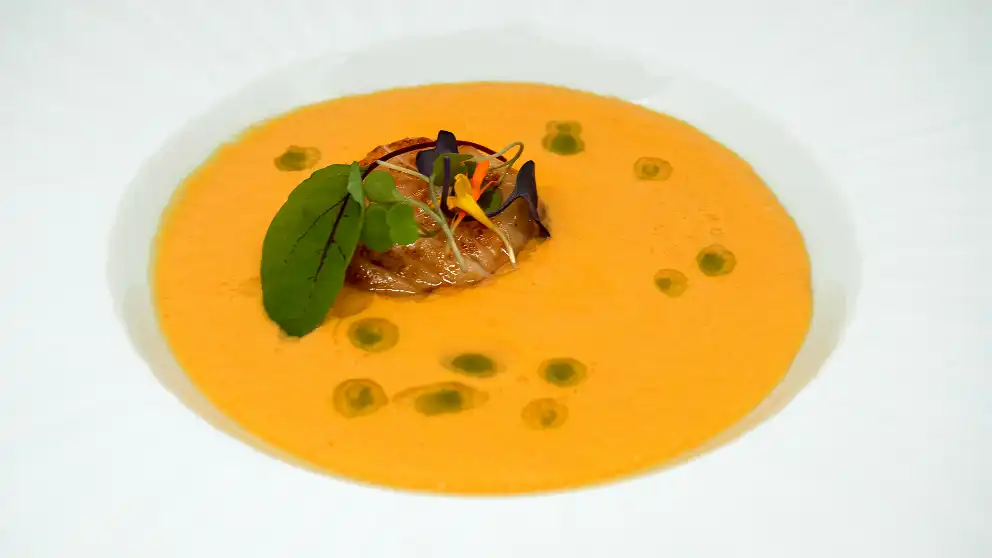 Crema de marisco con vieiras y langostinos
