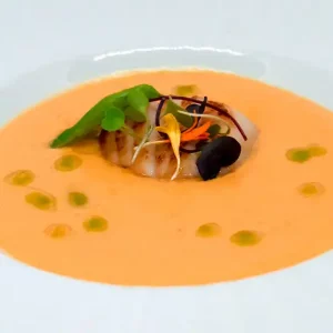 Crema de mariscos con vieiras y langostinos