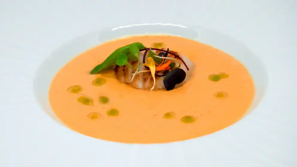 Crema de mariscos con vieiras y langostinos