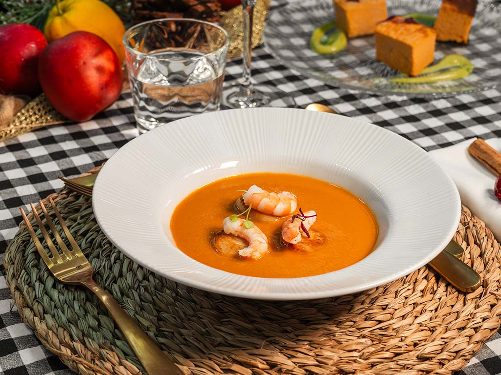 Crema de mariscos con vieiras y langostinos