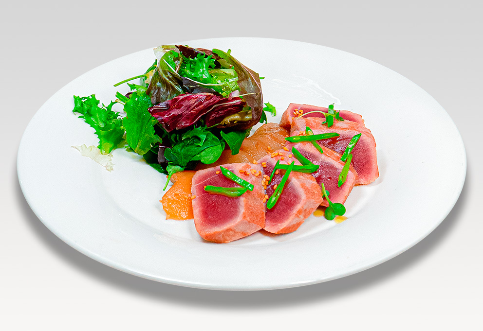 Ensalada de atún marinado en soja y jengibre con peras confitadas