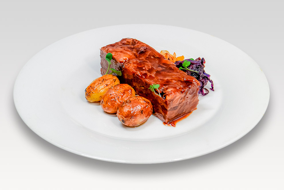 Lingote de Rabo de Toro con salsa de vino Oporto