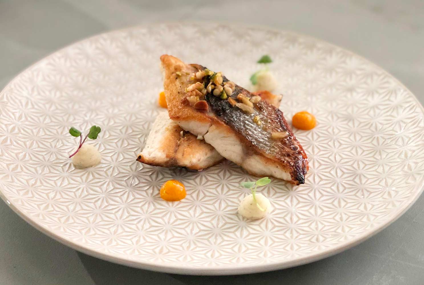 Lubina a baja temperatura con patatas y suquet de mariscos