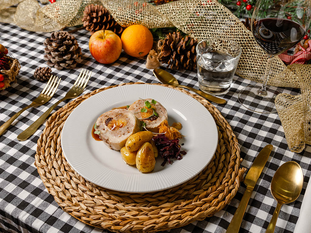 Medallón de pavo tradicional relleno con salsa de trufa