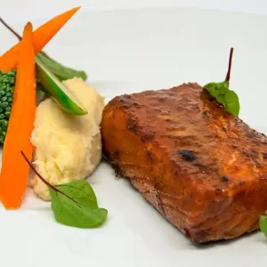 Salmón a las finas hierbas con patatas confitadas