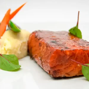 Salmón a las finas hierbas con patatas confitadas