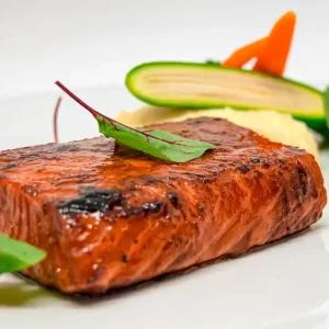 Salmón a las finas hierbas con patatas confitadas