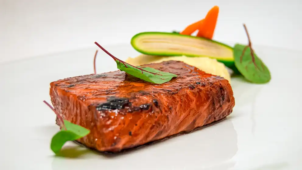 Salmón a las finas hierbas con patatas confitadas