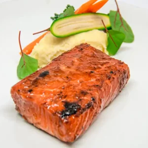 Salmón a las finas hierbas con patatas confitadas