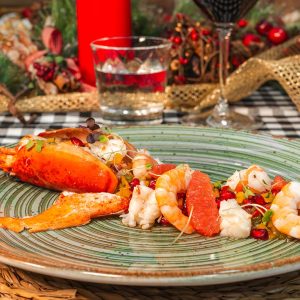 Salpicón de bogavante y langostinos con pomelo, granada y aliño cítrico