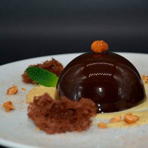 Menú Oro - Semiesfera de chocolate con turrón y cremoso de chocolate blanco