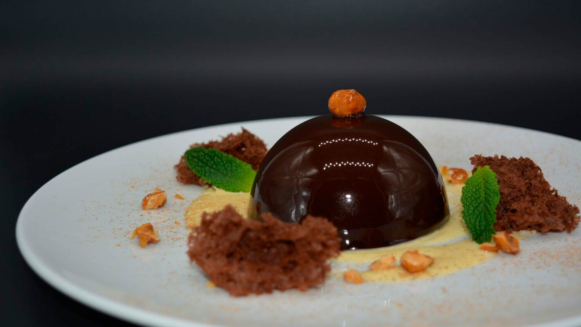 Menú Oro - Semiesfera de chocolate con turrón y cremoso de chocolate blanco