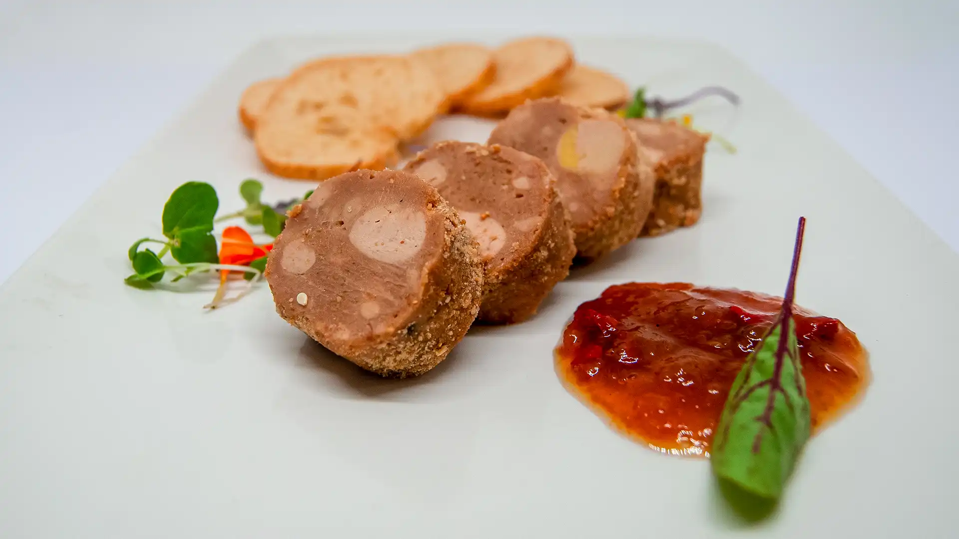 Menú Oro - Turrón de foie con almendras y confitura de frutos rojos