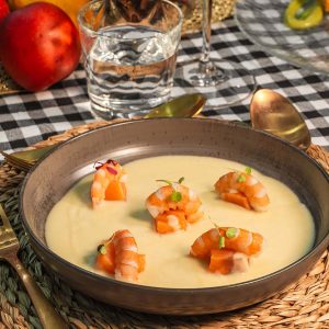 Vichyssoise de puerro y coco salmón ahumado y aceite de citronela