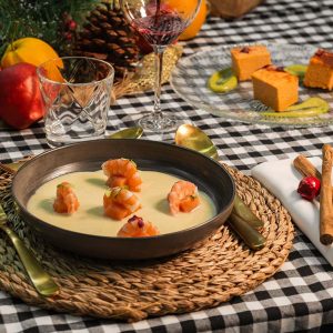 Vichyssoise de puerro y coco salmón ahumado y aceite de citronela