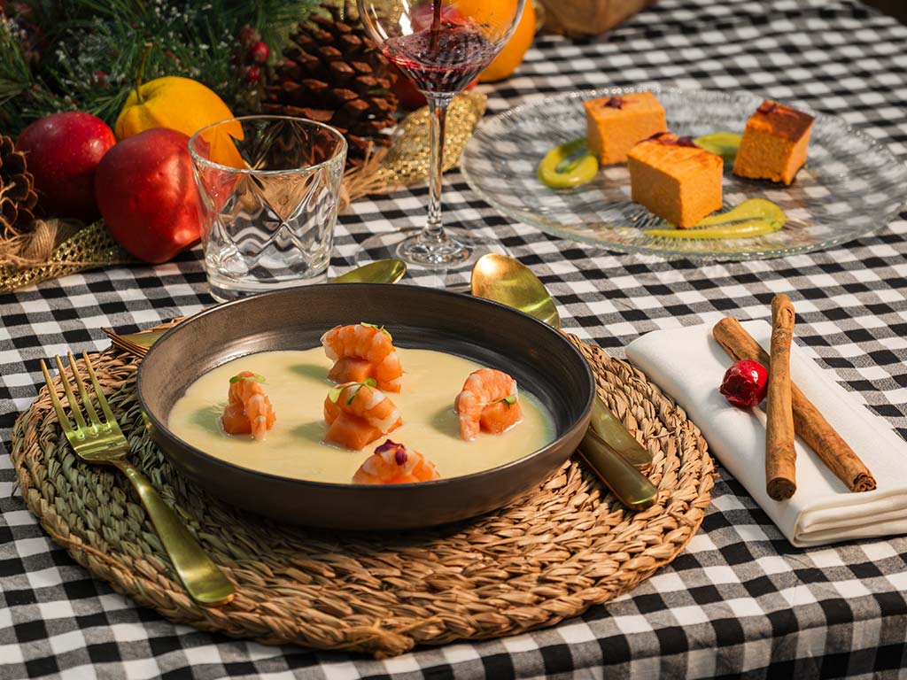 Vichyssoise de puerro y coco salmón ahumado y aceite de citronela