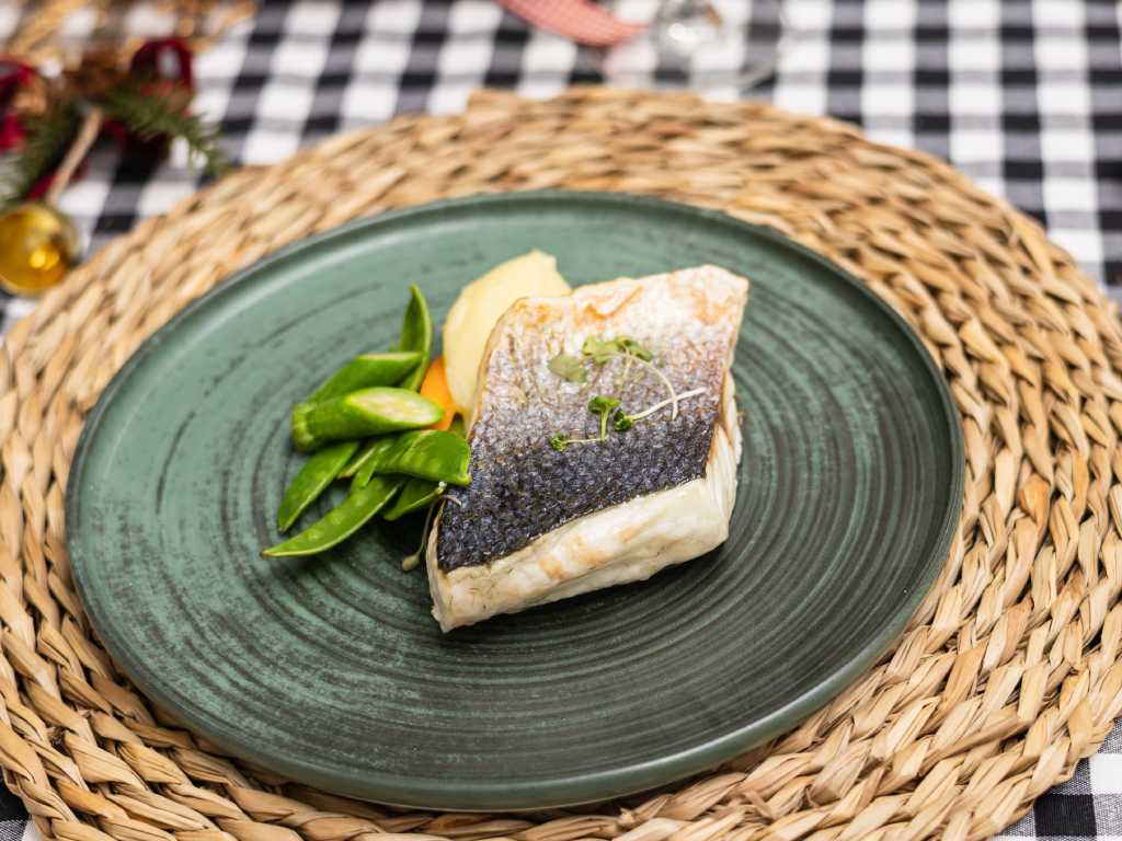 Corvina con aceite de enebro y pimienta rosa