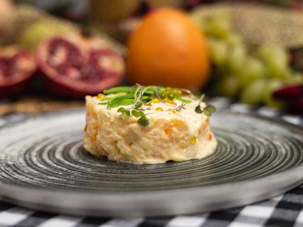 Ensaladilla de patata ahumada, atún confitado, judías verdes y perlas de AOVE
