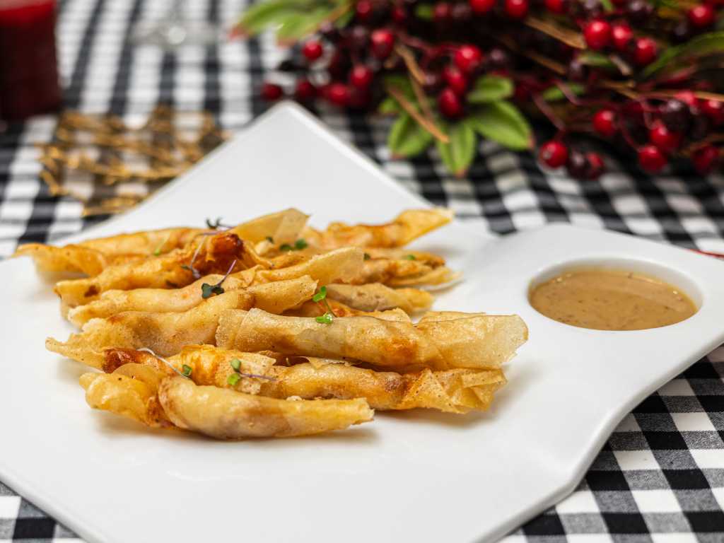 Langostino tamarindo crujiente, kikos y salsa saté