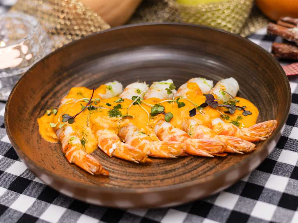 Langostinos tigre al whisky con aceite verde de estragón