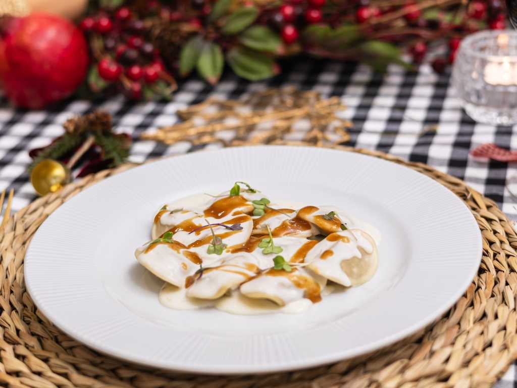 Pasta rellena de foie y manzana, con bechamel ligera y salsa demiglace