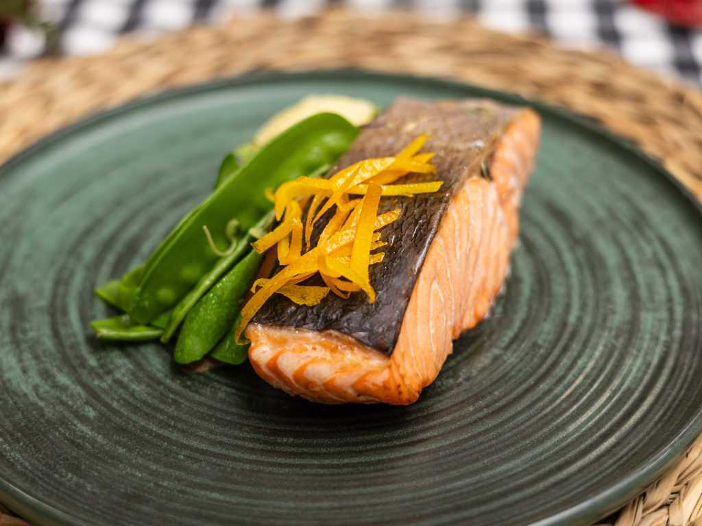 Salmón confitado a la naranja