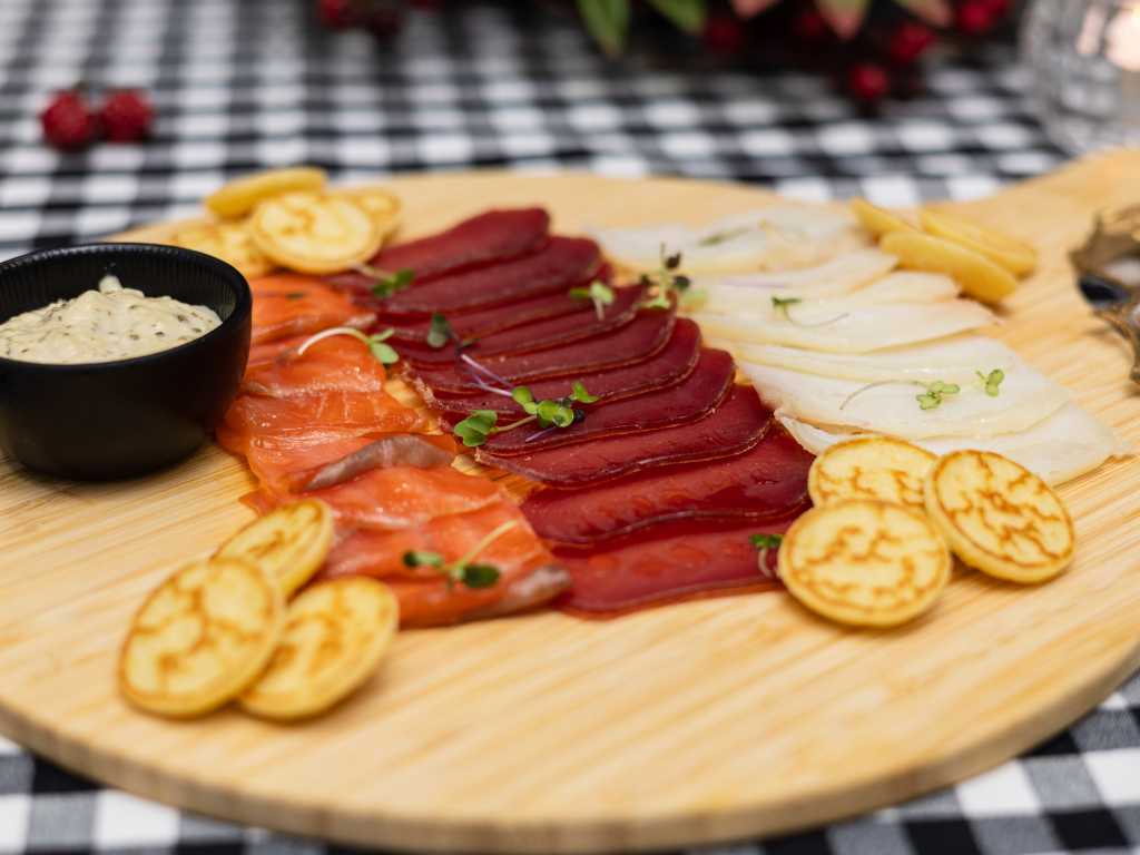 Tabla de ahumados: salmón, mojama de atún y bacalao con encurtidos y salsa tártara con blinis para acompañar