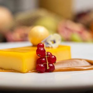 Tocinillo de cielo de fruta de la pasión con salsa de caramelo