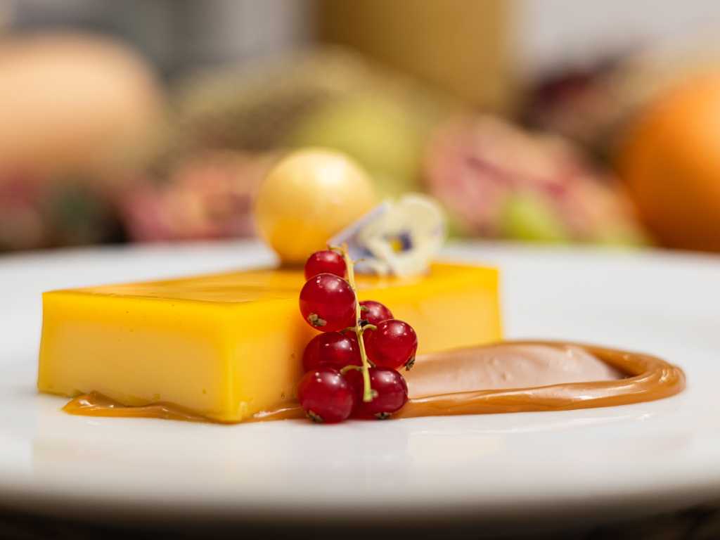 Tocinillo de cielo de fruta de la pasión con salsa de caramelo